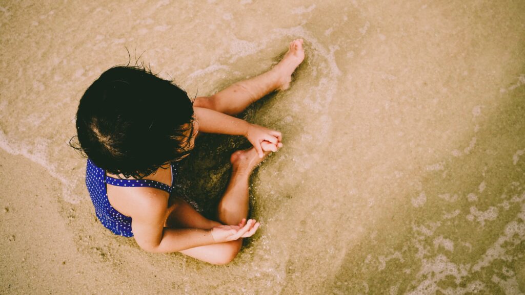 Girl on beach: Nik Radzi, Unsplash